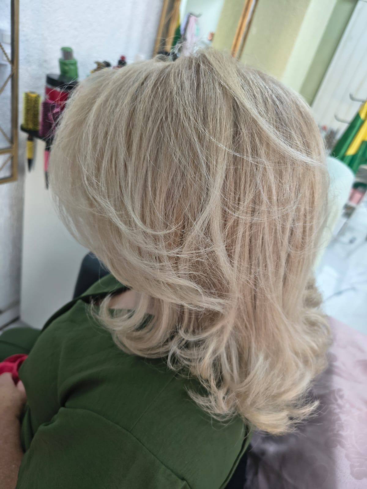 Cabelo loiro com movimento finalizado no salão da Célia Silva